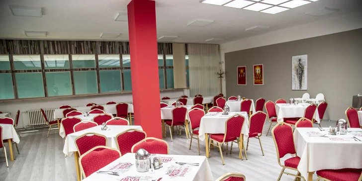V restauraci každý měsíc zpestřují jídelní lístek speciálním menu podle dané sezóny a využívají suroviny typické pro konkrétní roční období.