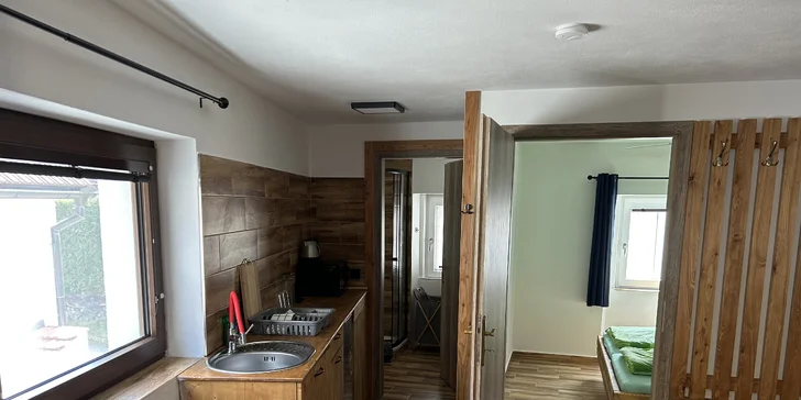 Apartmán 3 je určený až pre 5 osôb, v jednej spálni nájdete 1 manželskú posteľ a 1 samostatné lôžko, v obývacej izbe potom rozkladací gauč.