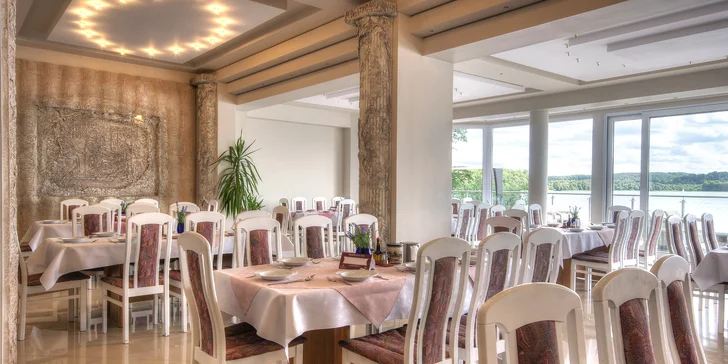 V ceně pobytu máte snídani, případně polopenzi v restauraci s výhledem na jezero.