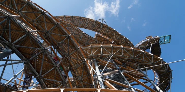 Nezabudnuteľným zážitkom bude aj prechádzka po chodníku v korunách stromov Sky Walk.