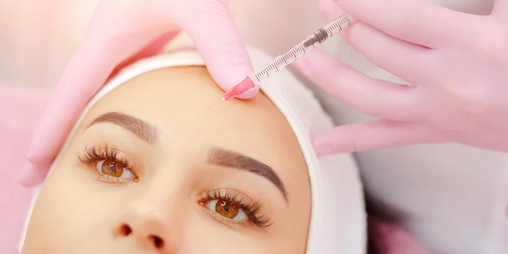 Aplikace botulotoxinu pro vyhlazení vrásek mezi obočím, na čele i okolo očí