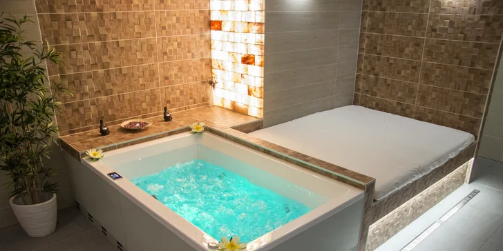 K dispozici budete mít i vlastní sprchu a toaletu a součástí spa zóny je také odpočinkové lůžko.