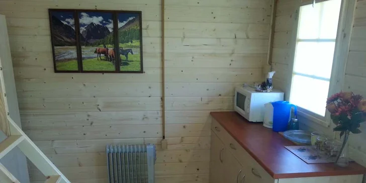 Nechybí prostorná skříň a kompletně vybavená malá kuchyňka.
