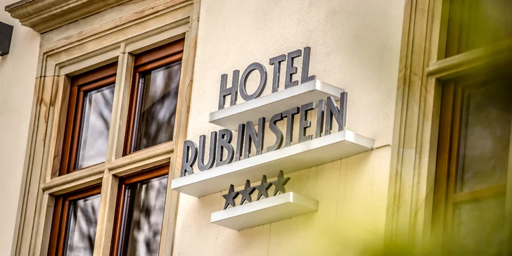 Hotel nese jméno slavné podnikatelky v kosmetickém průmyslu Helene Rubinstein, která se narodila v sousedství.