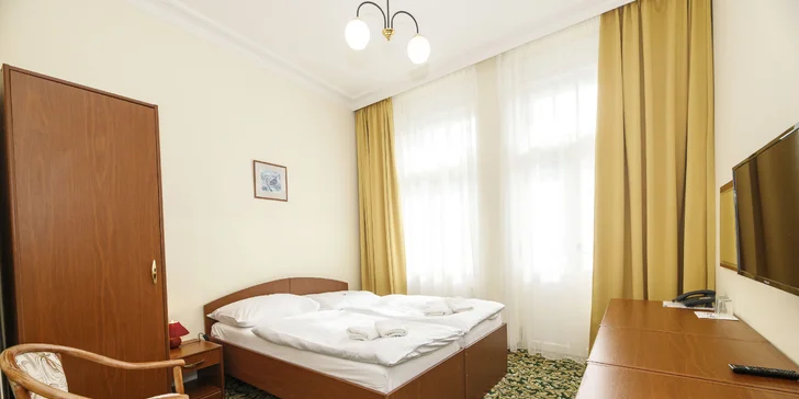 Nechybí ani lednice, prostorné skříně...