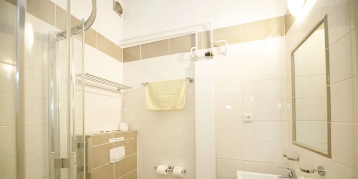 Nechybí vlastní koupelna a WC.