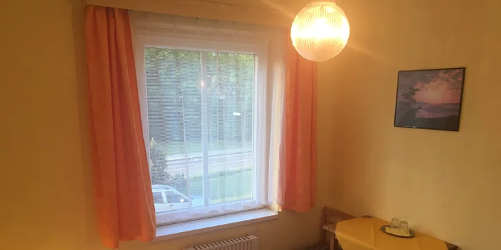 Pokoje jsou zařízeny skromně, ale to vůbec nevadí, stejně budete většinu času venku.