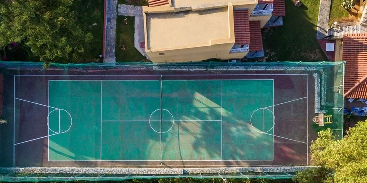 Zahrajte si tenis, basket nebo absolvujte lekce potápění. 