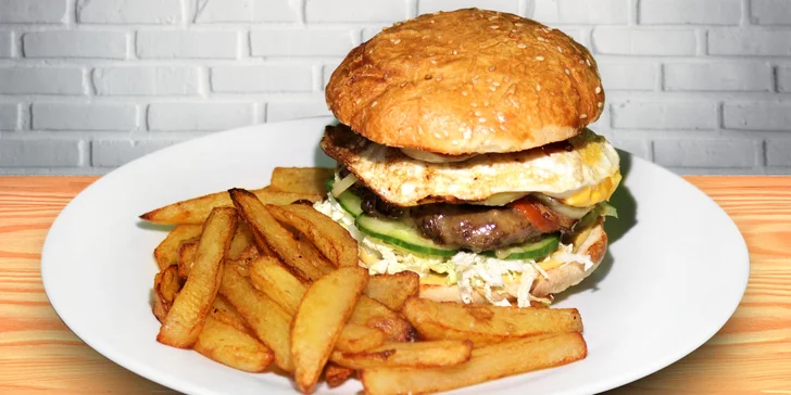 Zažeňte hlad: 2 napěchované hovězí burgery Elektra s porcí hranolků