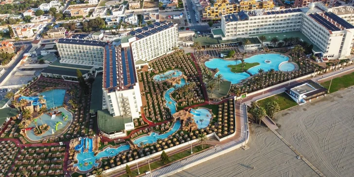 Hotel se nachází přímo u pobřežní promenády v oblíbeném letovisku Roquetas de Mar. 