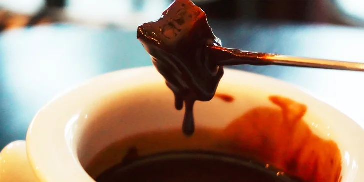 Čokoládové fondue z pravej belgickej čokolády s ovocím pre 2 osoby
