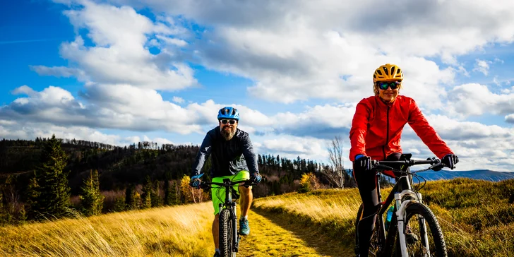 A nezapomeňte si přibalit kola - jsou tu super trasy pro děti i zkušené cyklisty.