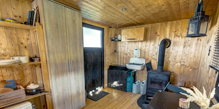 Nechýba pohodlné spanie s čistou posteľnou bielizňou pre 2 osoby a minimalistický kuchynský kútik s varičom a cestovnou chladničkou.