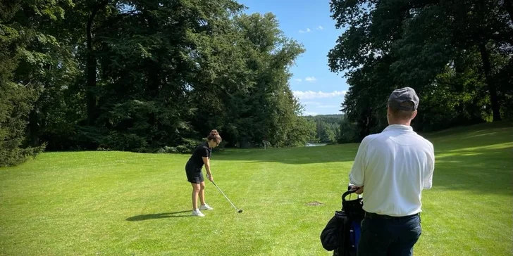 Naučíte se správné postavení, odpal i švih, ale třeba také golfovou etiketu a pohyb na hřišti. 