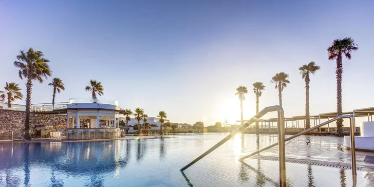 Ve wellness zóně se ukrývá i vnitřní vyhřívaný bazén s antickými sloupy, hammamem a nabídkou masáží.