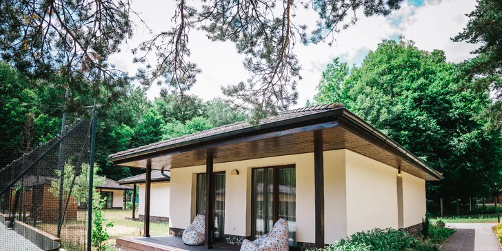 Bungalovy mají i terásky s posezením.