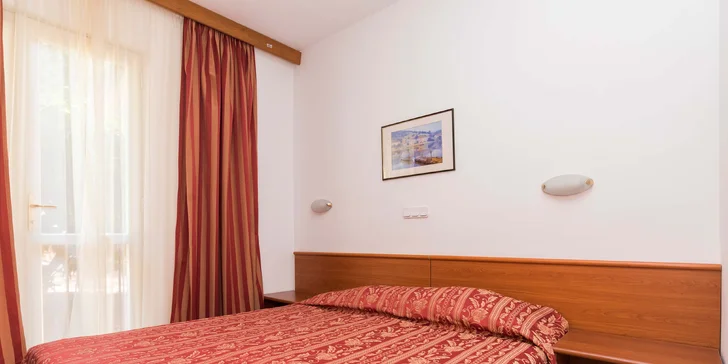 Vždy je tu manželská posteľ alebo oddelené postele a pohovka.