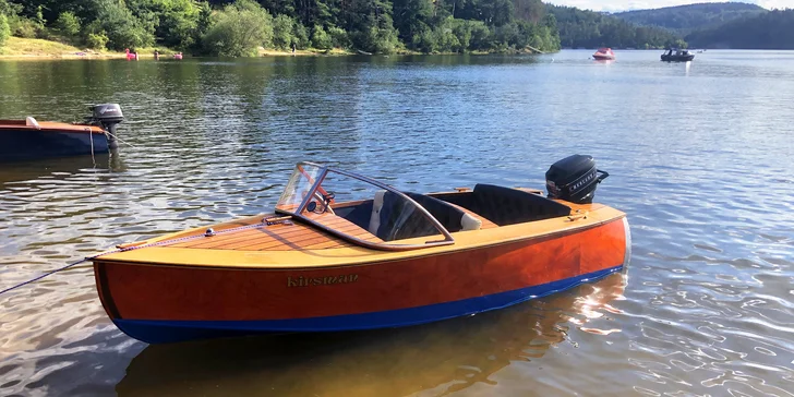 Půjčovna lodí Orlík vám pronajme motorový člun na 60 minut nebo rovnou 3,5 hodiny.