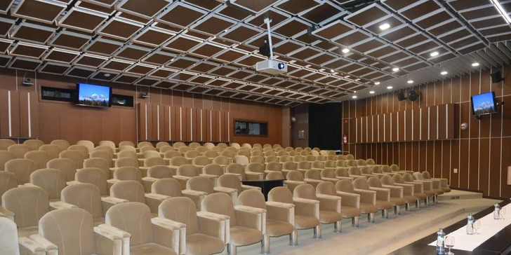 Kapacita jedinečnej kongresovej haly je 170 multifunkčných kresiel. Priložením stoličiek je možné ju zvýšiť na 200 miest