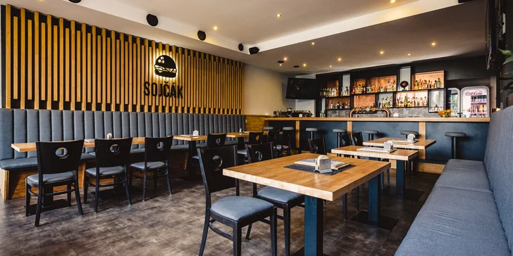Součástí bowlingu je i restaurace, takže před hrou nebo po ní snadno doplníte energii.