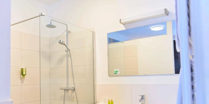 Samozrejmosťou je samostatná kúpeľňa so sprchovacím kútom alebo vaňou.