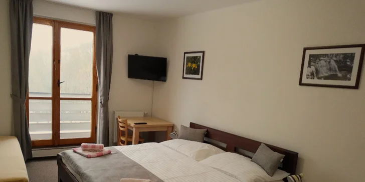 Pro nejmenší děti je možné zapůjčit cestovní dětskou postýlku i videochůvičku, starší se vyřádí v dětské herně a na venkovním hřišti. 