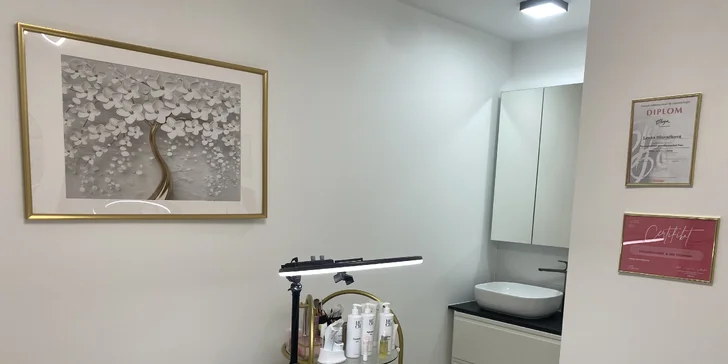 Při laminaci obočí se chloupky upraví, zarovnají do požadovaného tvaru a zafixují.