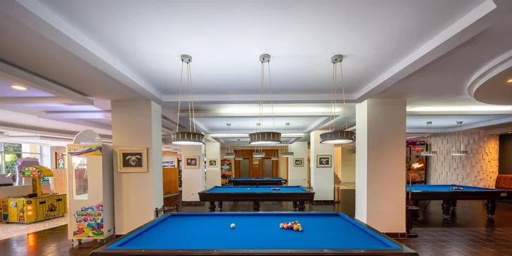 Ve volných chvilkách si zahrajte plážový volejbal, basketbal, fotbal, tenis, stolní tenis či šipky.