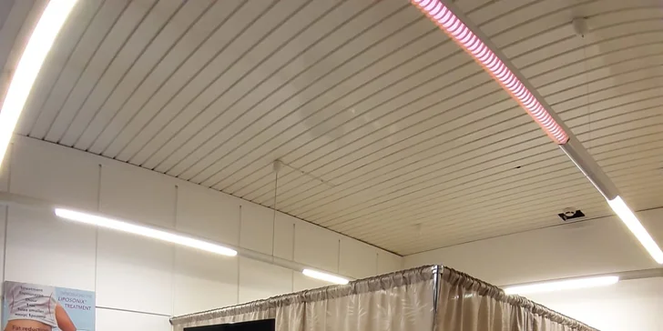 Přístroj pracuje na bázi nastavitelného podtlaku a válečkové masáže kombinované s baňkami. 
