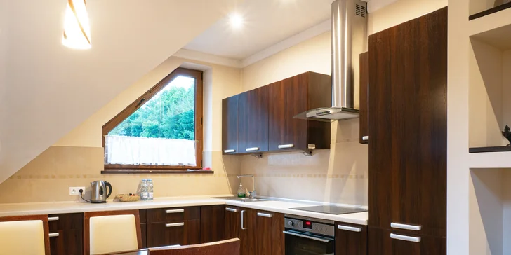 Ve dvoupatrovém apartmánu najdete plnohodnotnou kuchyň.