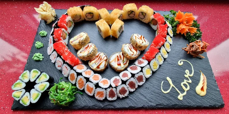Sushi set ve tvaru srdce nejen pro zamilované: 70 ks asijských dobrot