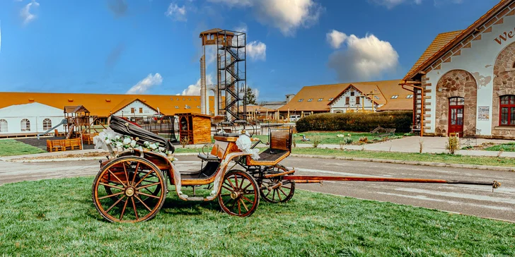 Resort tvoří několik budov a vyhlídková věž uprostřed areálu.