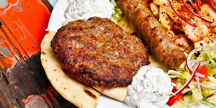 K tomu si vychutnáte i pita chléb, tzaziki a čerstvý salát s olivovým olejem.