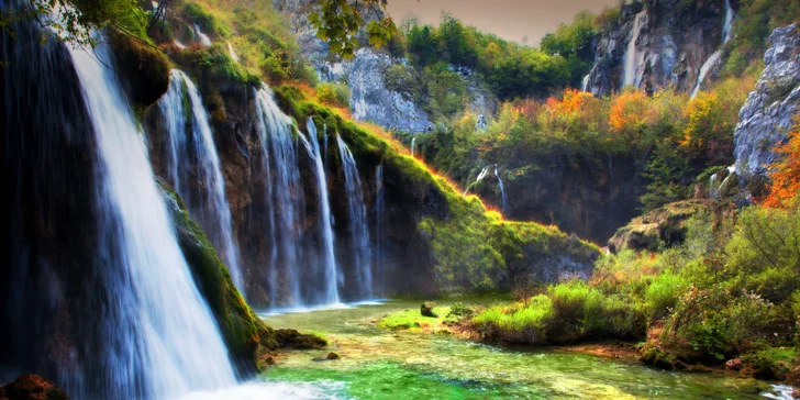 Cestou do Chorvatska se zastavíte v Národním parku Plitvická jezera. 