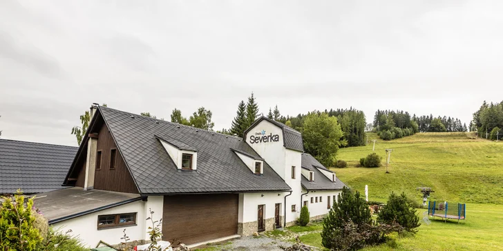 Rádi vám tu zajistí i trochu adrenalinové zábavy – je možné si domluvit zapůjčení koloběžek, se kterými si to v Jeseníkách pofrčíte pěkně z kopečka, nebo třeba jízdu se psím spřežením. 