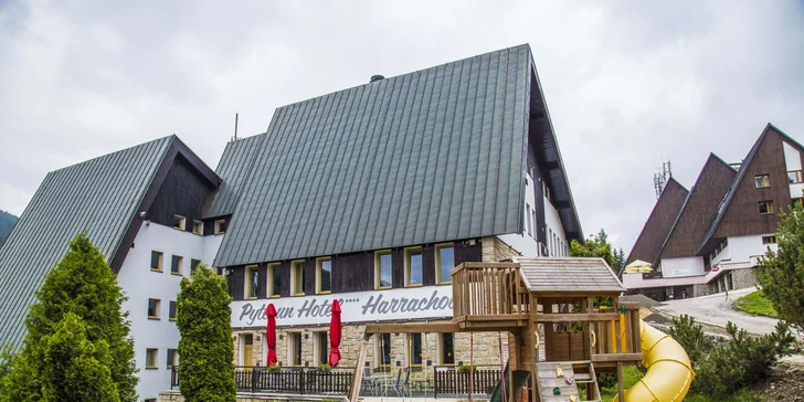 Kromě vnitřní herny se vyřádí i na venkovním hřišti. 