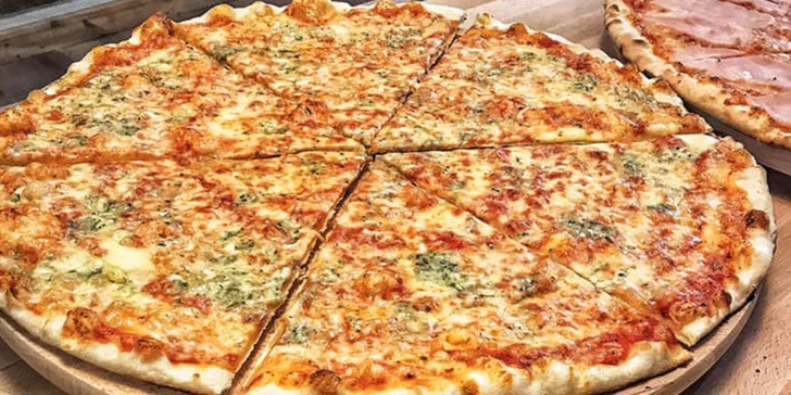 V Pizza Bianco vytvářejí pizzu podle italských receptů, dokonce i těsto si tu dělají sami, možná právě díky tomu chutná skutečně skvěle.