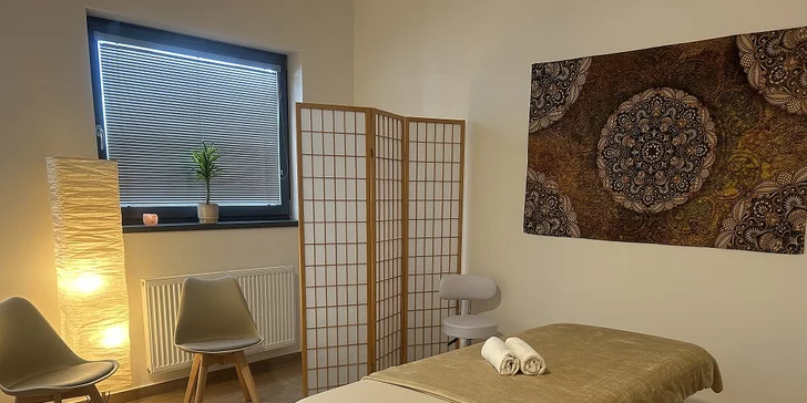 Masáž probíhá velmi šetrně v polohách vhodných pro rostoucí bříško, obvykle v leže na boku (případně v sedě).