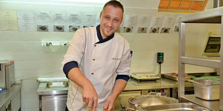 V hotelové restauraci kraluje šéfkuchař Martin Pudil, který je držitelem mnoha ocenění.