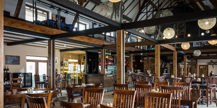 Interiér restaurace se nese ve staročeském venkovském stylu, kuchyně je ale svěží a moderní. 