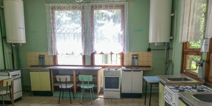 Hosté chatek mohou využívat i společnou vybavenou kuchyni. 