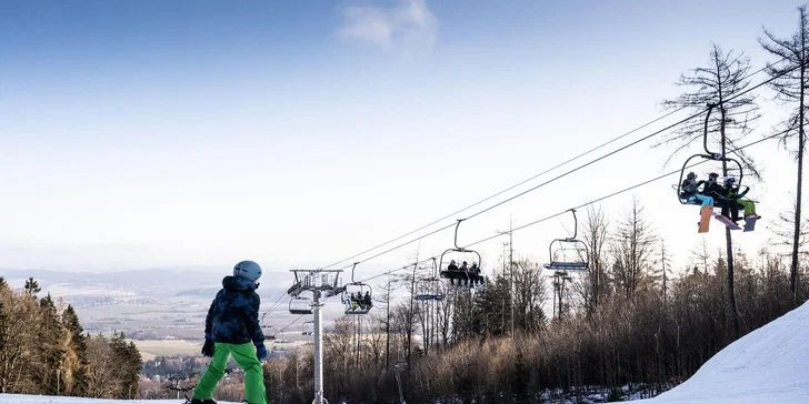 Jen 12 km od ranče je Ski areál Monínec, do kterého v rámci dvou variant také dostanete permanentku pro 2 osoby. 