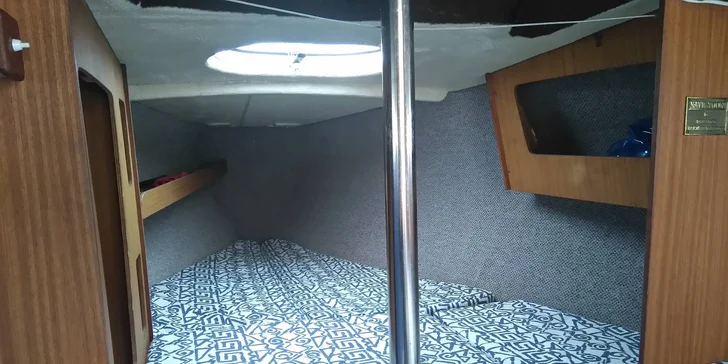 V kajutách jsou pro přespání nachystány pohodlné matrace. 