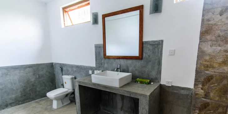 V priestrannej kúpeľni je umývadlo, zrkadlo a WC s bidetovú spŕškou.