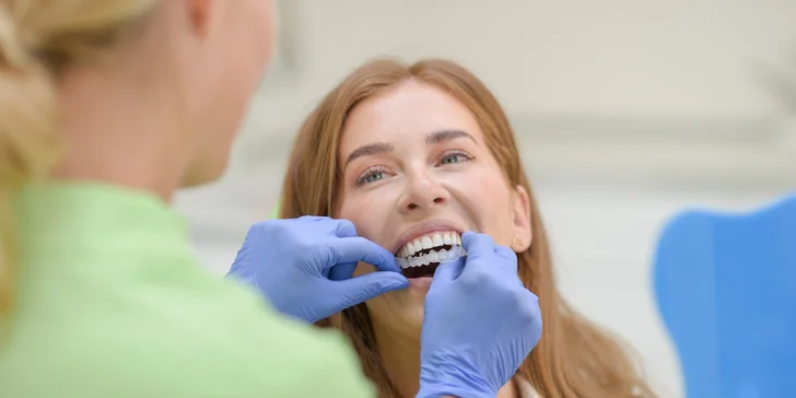 Zľava na neviditeľný zubný strojček INVISALIGN + bielenie zubov vo Family Dental Care