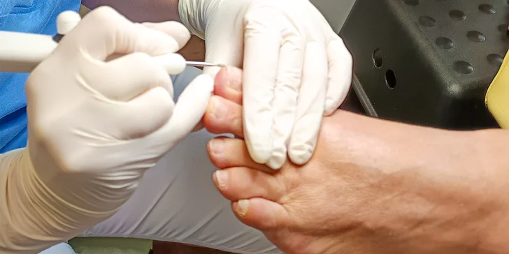Těšte se na úpravu nehtů, odstranění zrohovatělé kůže i závěrečnou péči.