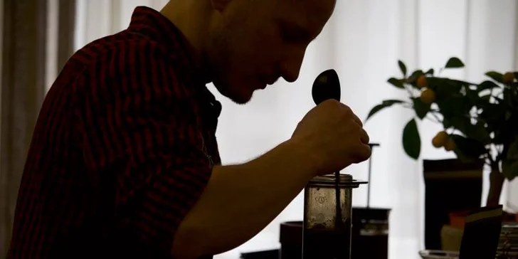 Barista ukazuje správnou přípravu aeropressu...