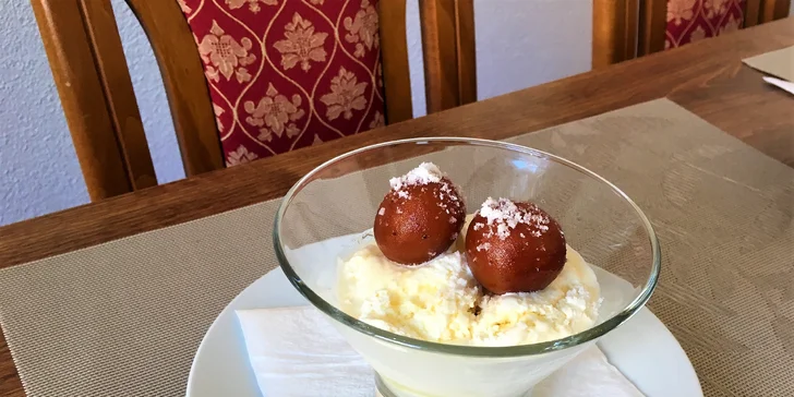 Gulab Jamun – tvarohový knedlíček s vanilkovou zmrzlinou bude sladkou tečkou za celou hostinou.