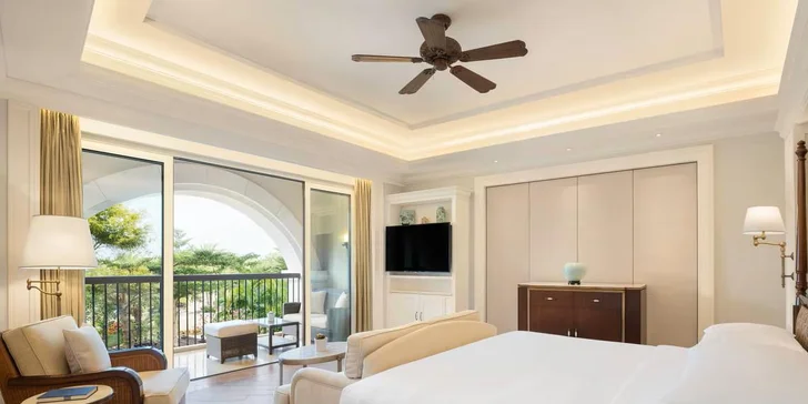 Pokud zvolíte Deluxe Garden View Room (70 m²), těšte se na balkon s výhledem do tropické zahrady, klimatizované prostory s Wi‑Fi a setem na kávu pro pomalá rána. 

