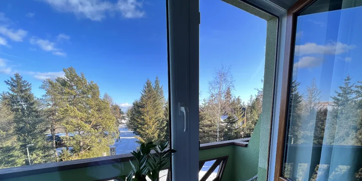 Hotel je obklopený stromami a zeleňou.